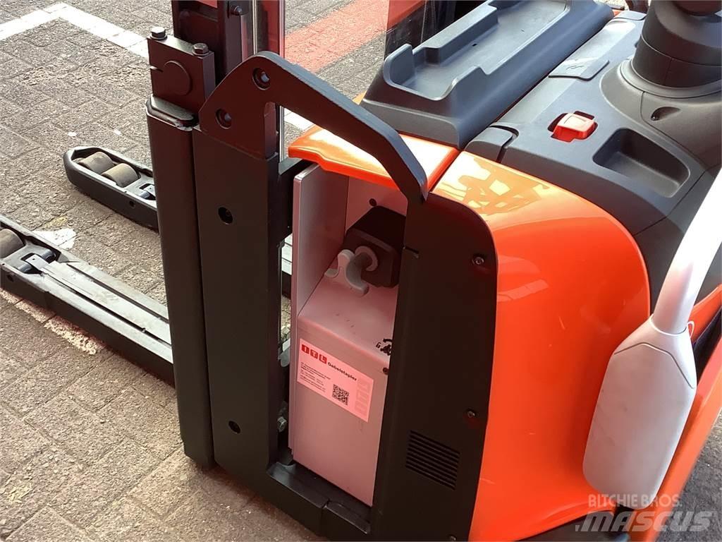 Toyota SPE120L Empilhador para operador externo