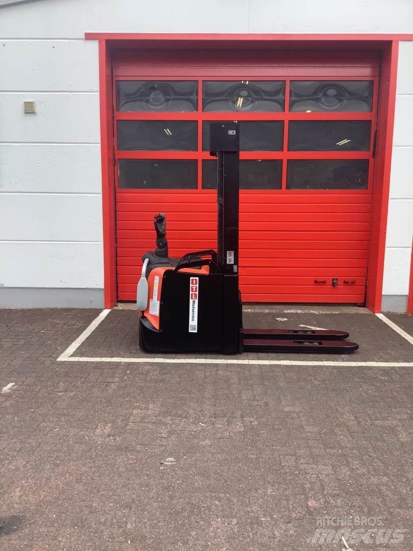 Toyota SPE140L Empilhador para operador externo