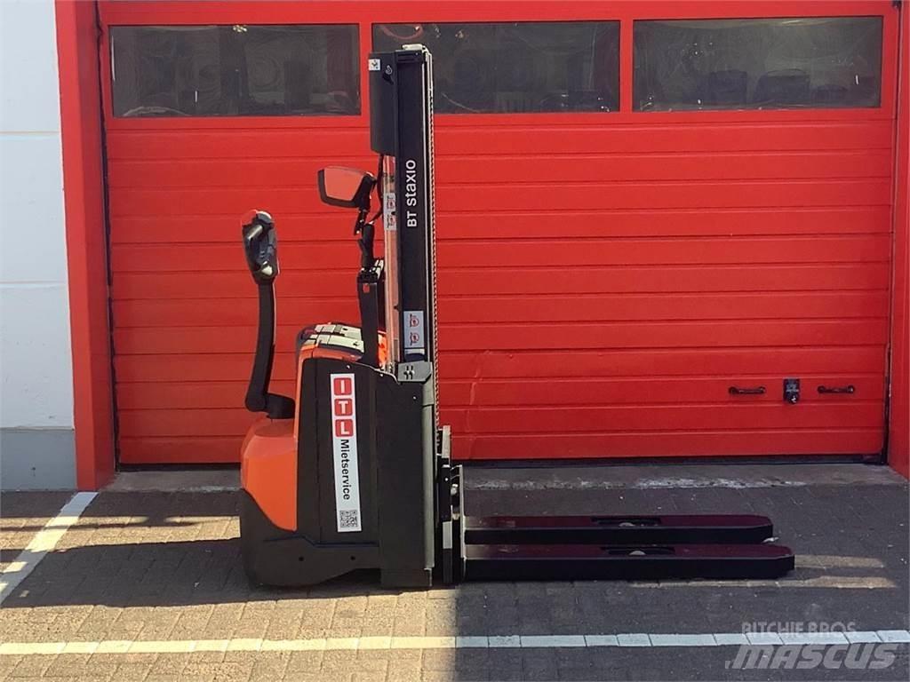 Toyota SWE100 Empilhador para operador externo