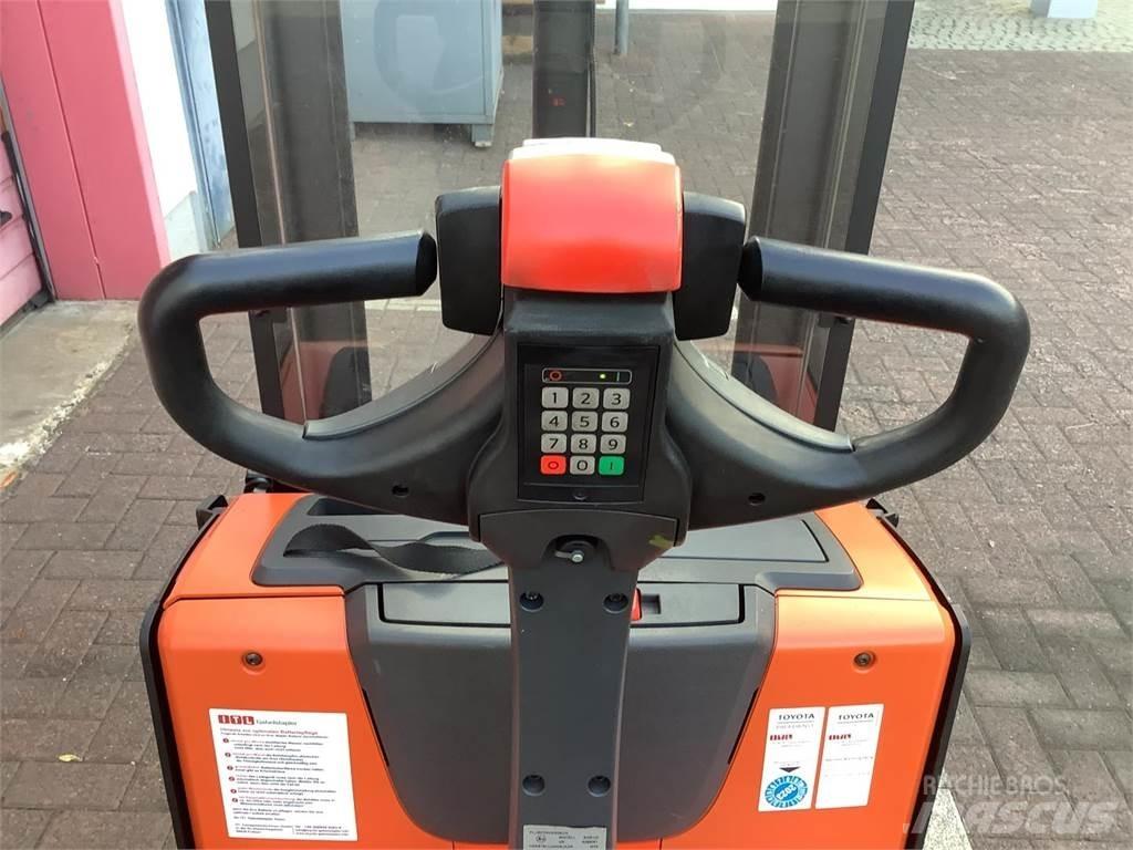 Toyota SWE120 Empilhador para operador externo