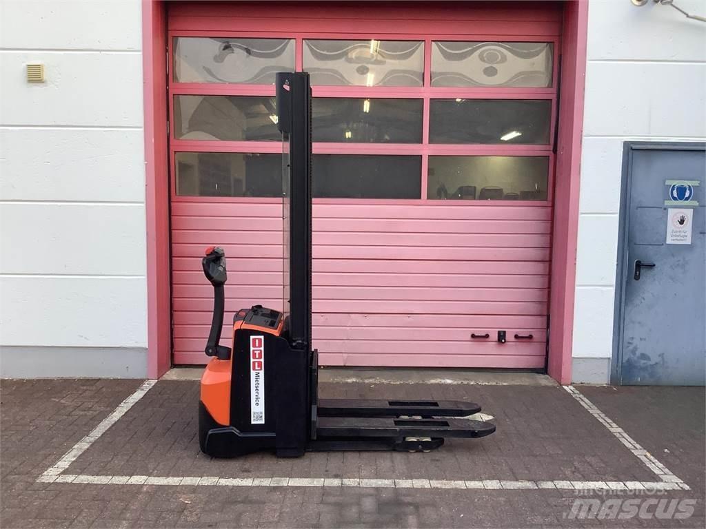 Toyota SWE120 Empilhador para operador externo