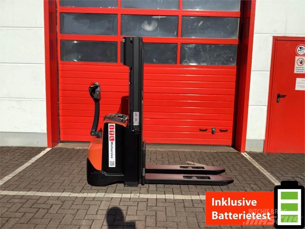 Toyota SWE120 Empilhador para operador externo