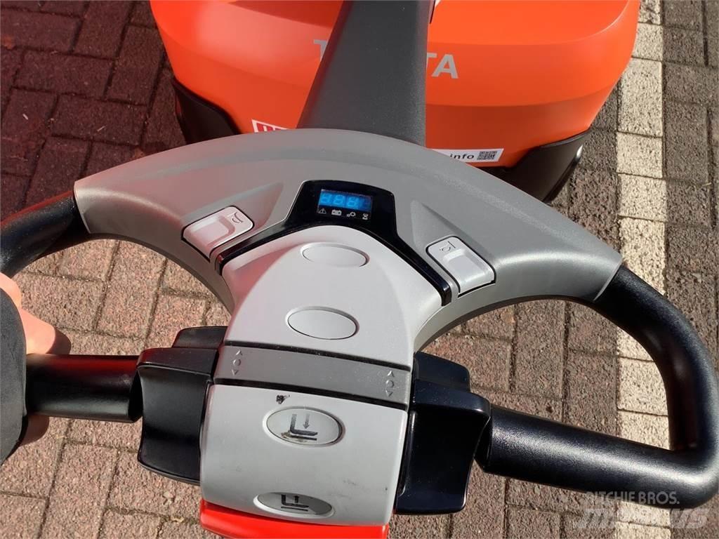 Toyota SWE120 Empilhador para operador externo