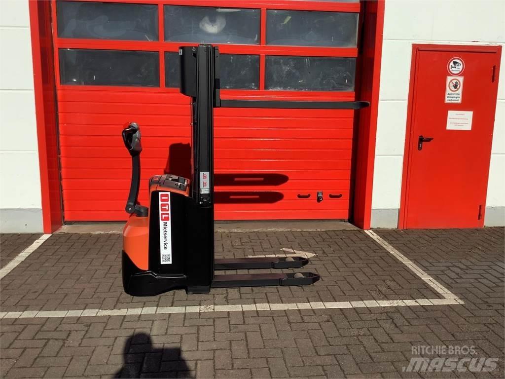 Toyota SWE120 Empilhador para operador externo