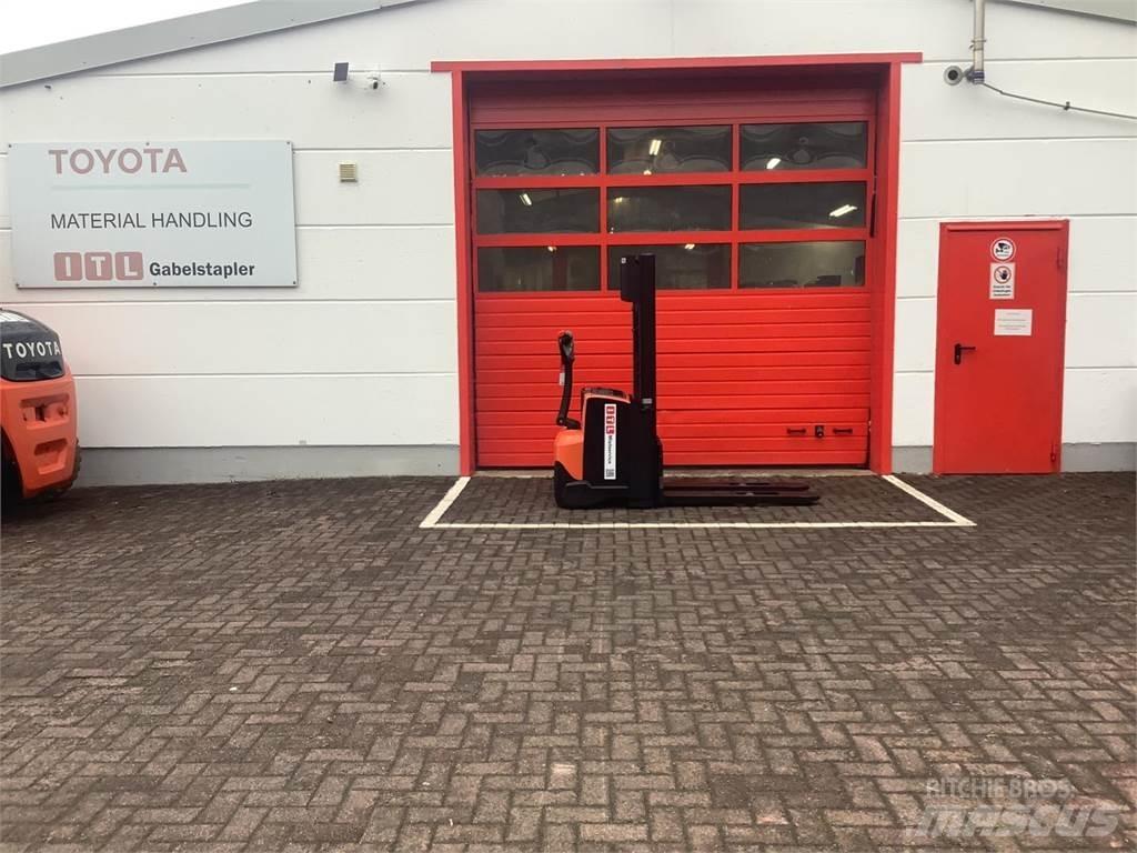 Toyota SWE120 Empilhador para operador externo
