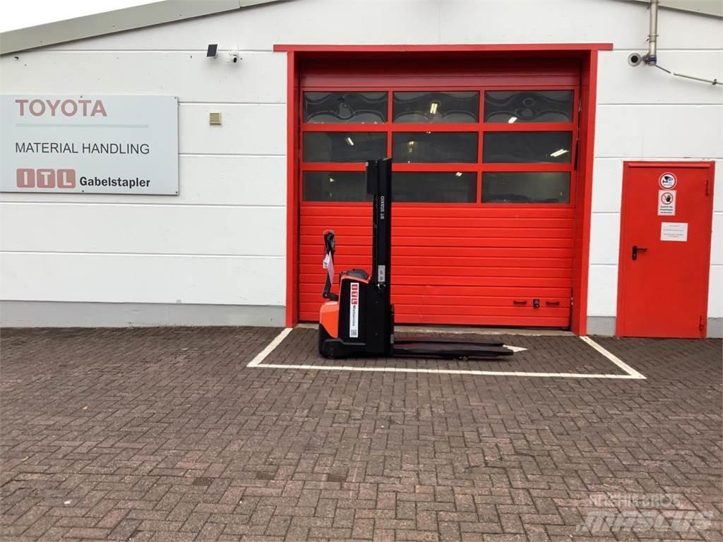 Toyota SWE120L Empilhador para operador externo