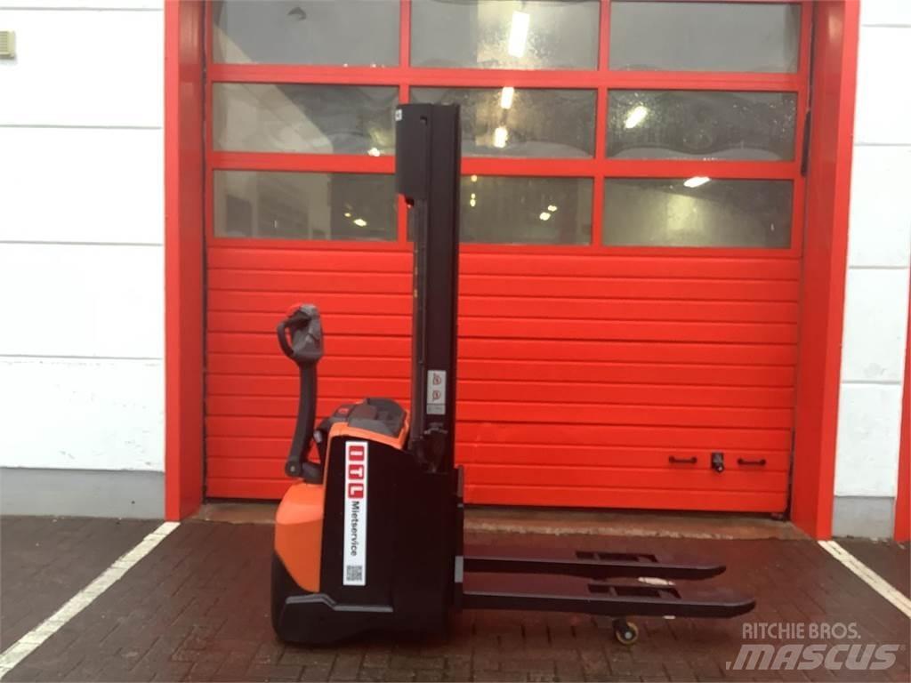 Toyota SWE120L Empilhador para operador externo