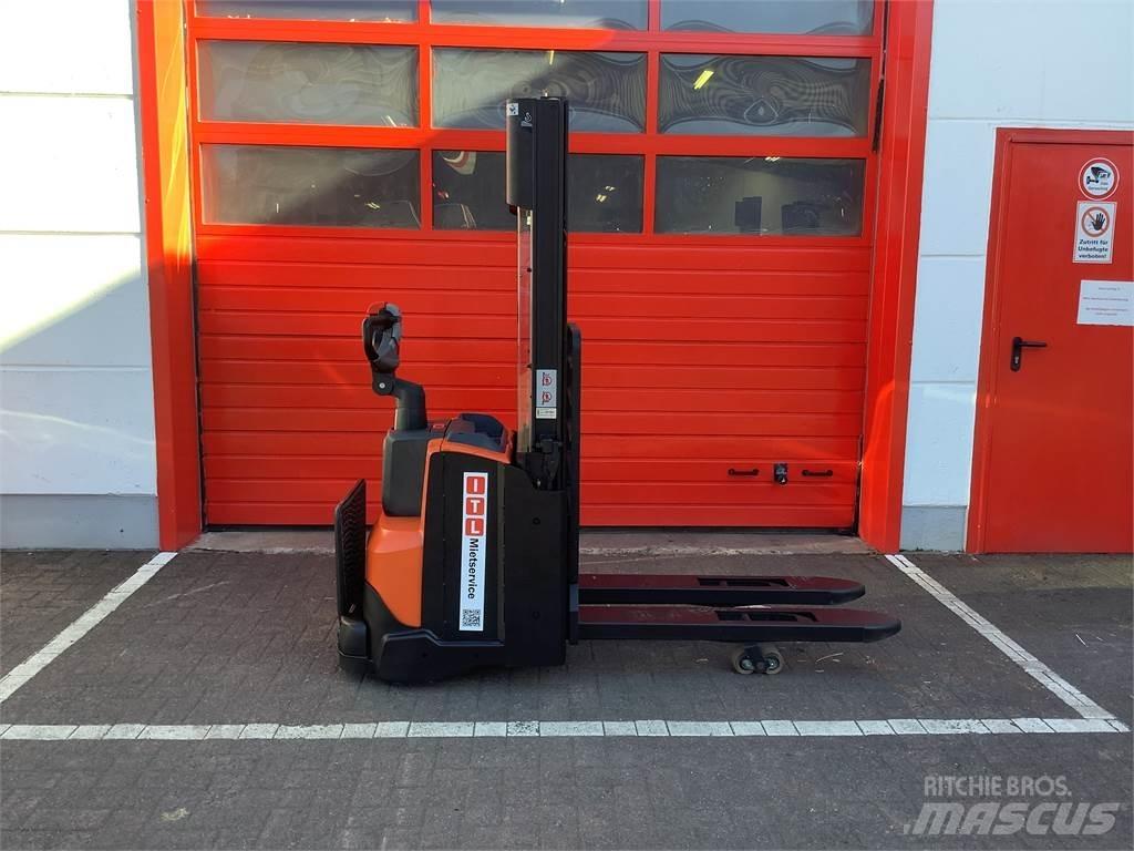 Toyota SWE120L Empilhador para operador externo