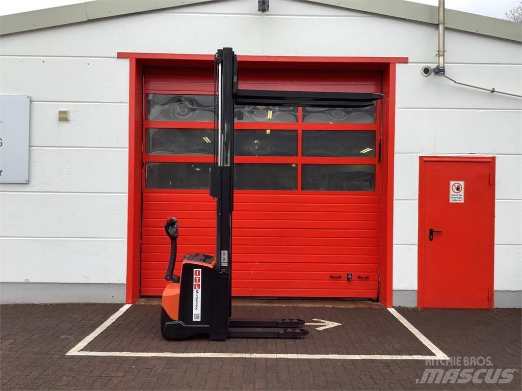 Toyota SWE140 Empilhador para operador externo