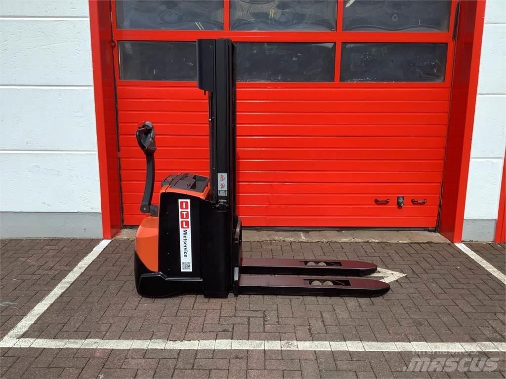 Toyota SWE140 Empilhador para operador externo
