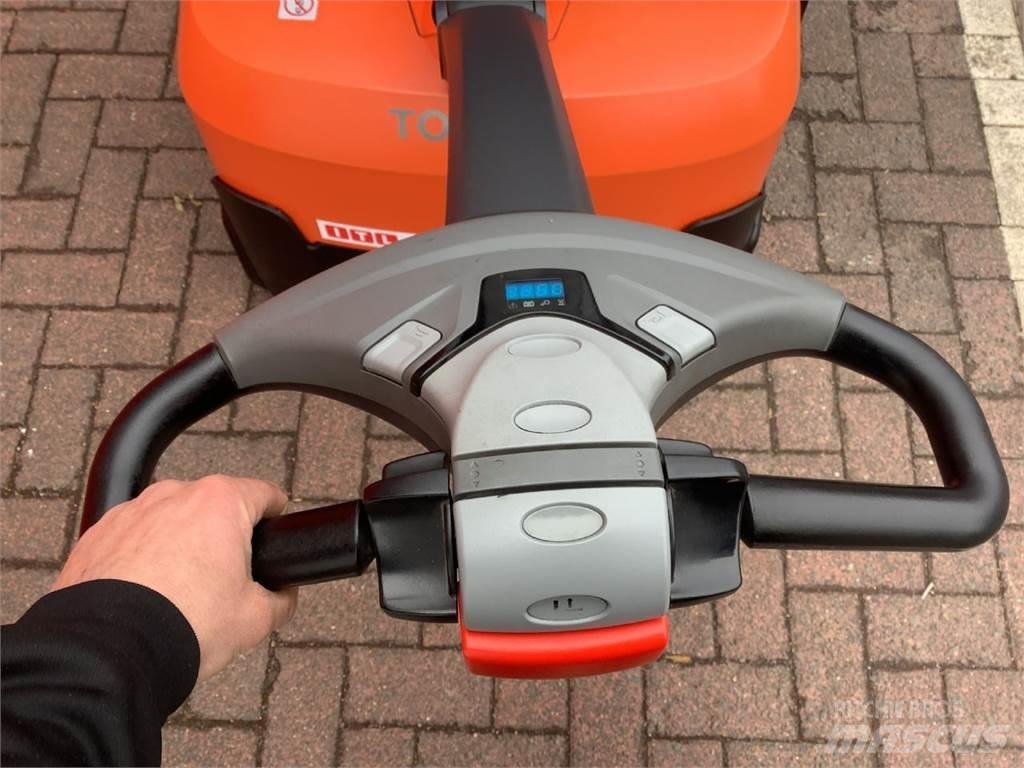 Toyota SWE140 Empilhador para operador externo