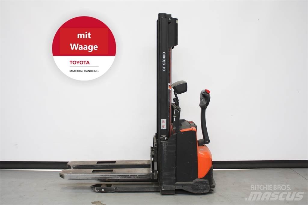 Toyota SWE140 Empilhador para operador externo