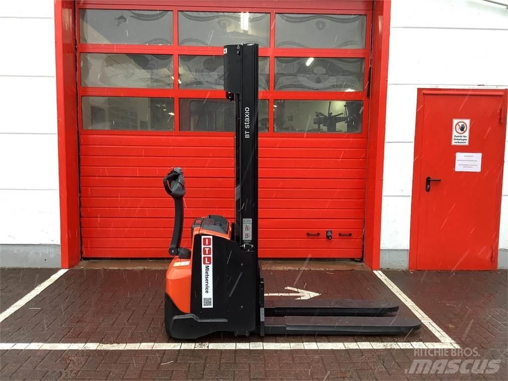 Toyota SWE140L Empilhador para operador externo