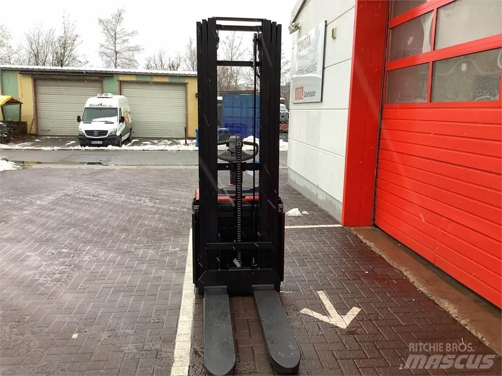 Toyota SWE140L Empilhador para operador externo