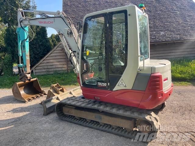 Takeuchi TB250 Escavadoras Midi 7t - 12t