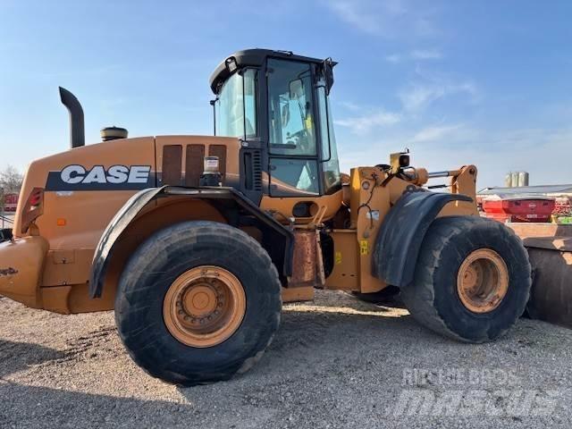 CASE 821E Carregadeiras de rodas