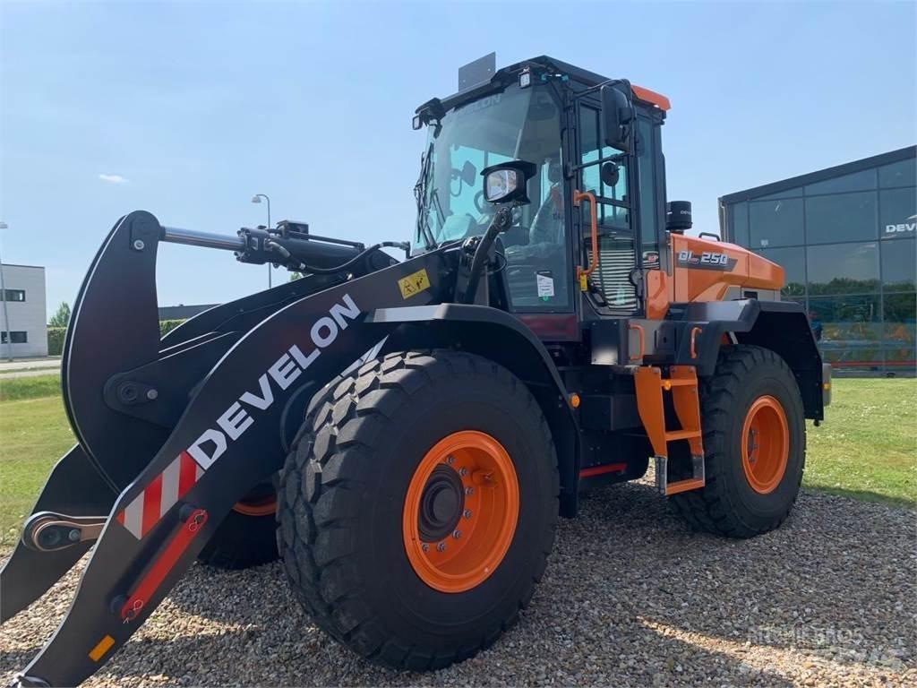 Develon DL250-7 Carregadeiras de rodas