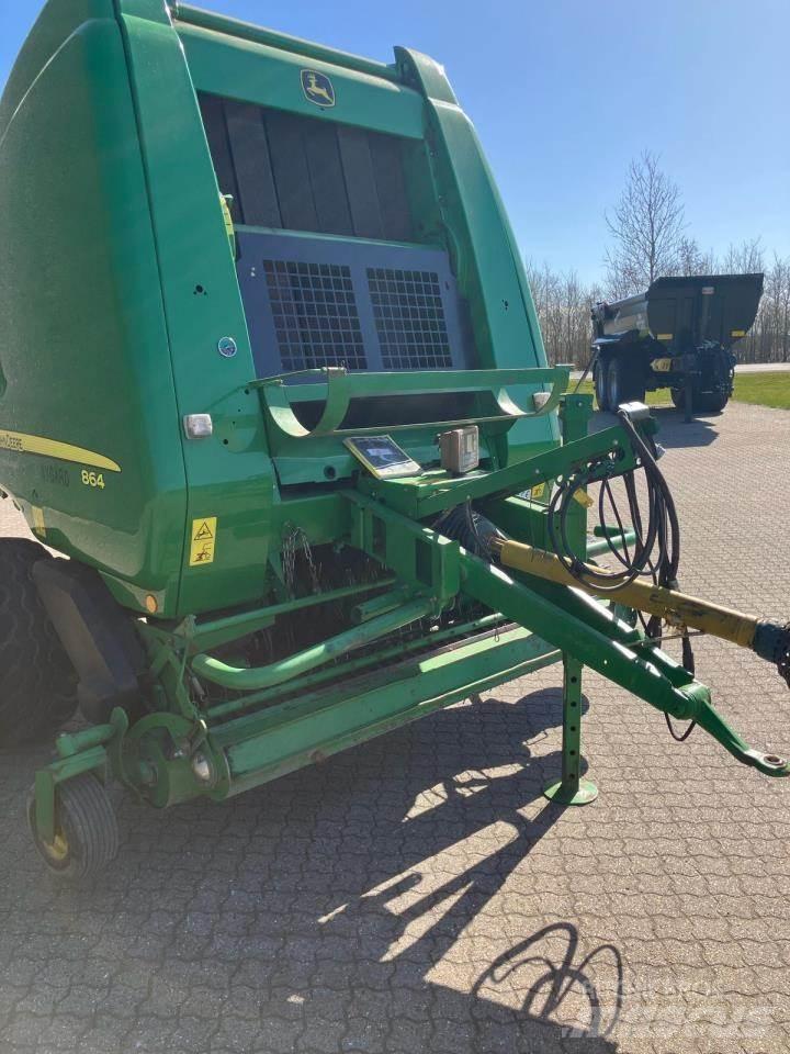 John Deere 864 Enfardadeira de rolos