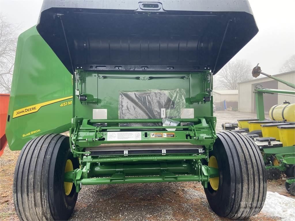 John Deere 451M Enfardadeira de rolos