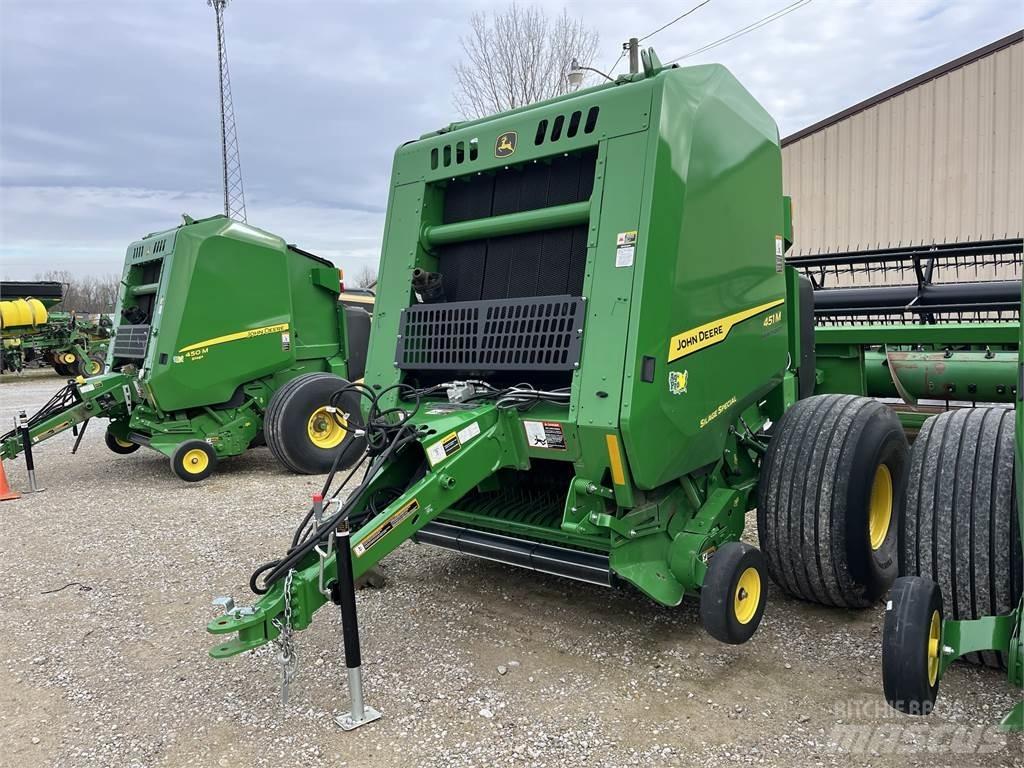 John Deere 451M Enfardadeira de rolos