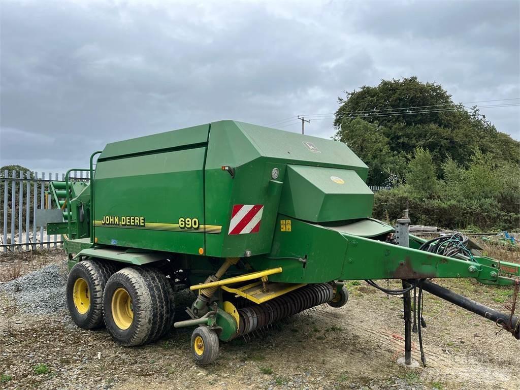 John Deere 690 Enfardadeira de fardos quadrados