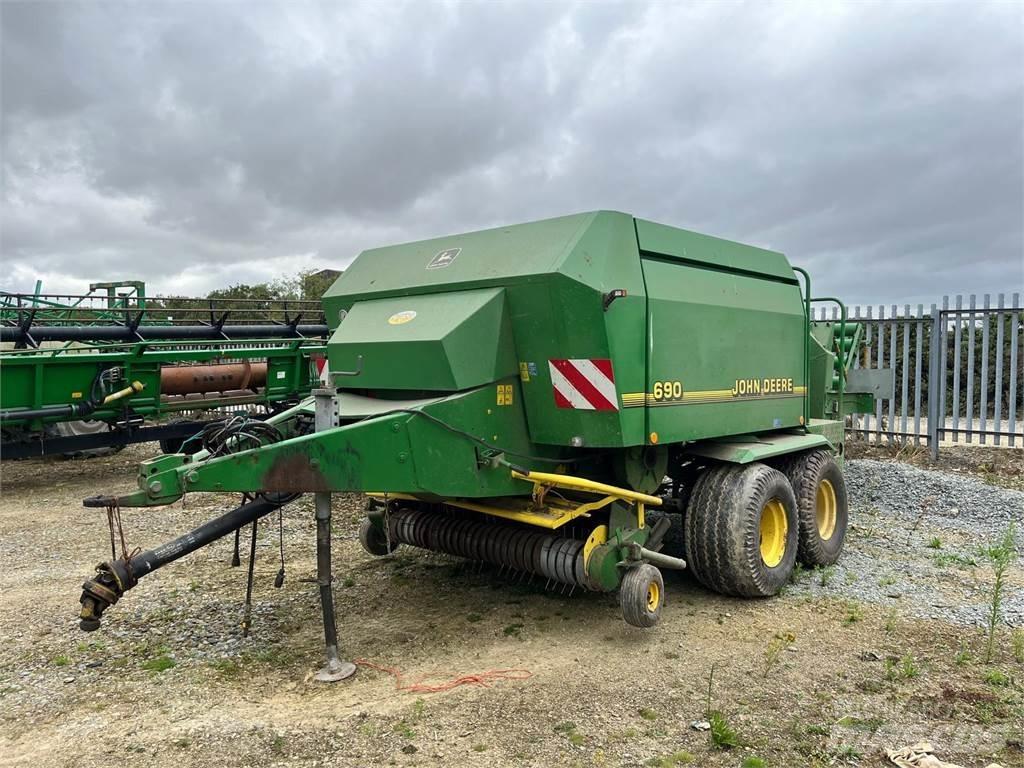 John Deere 690 Enfardadeira de fardos quadrados