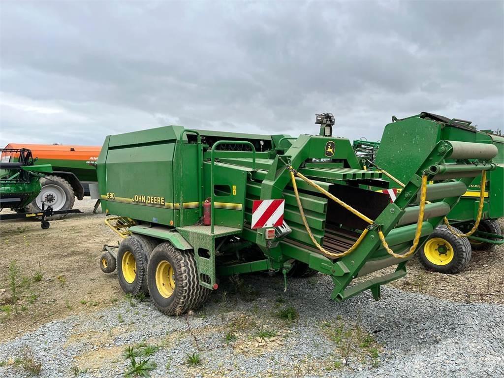 John Deere 690 Enfardadeira de fardos quadrados