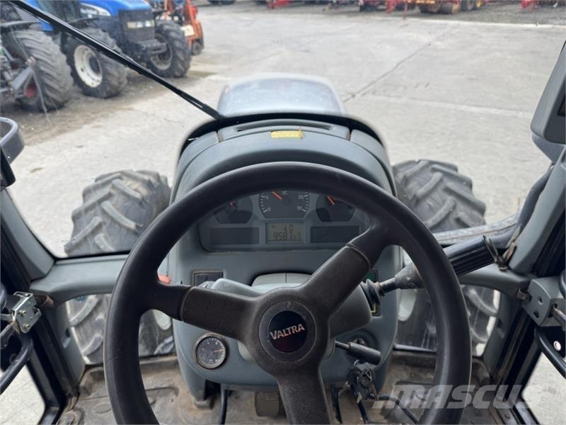Valtra T 121 Tratores Agrícolas usados