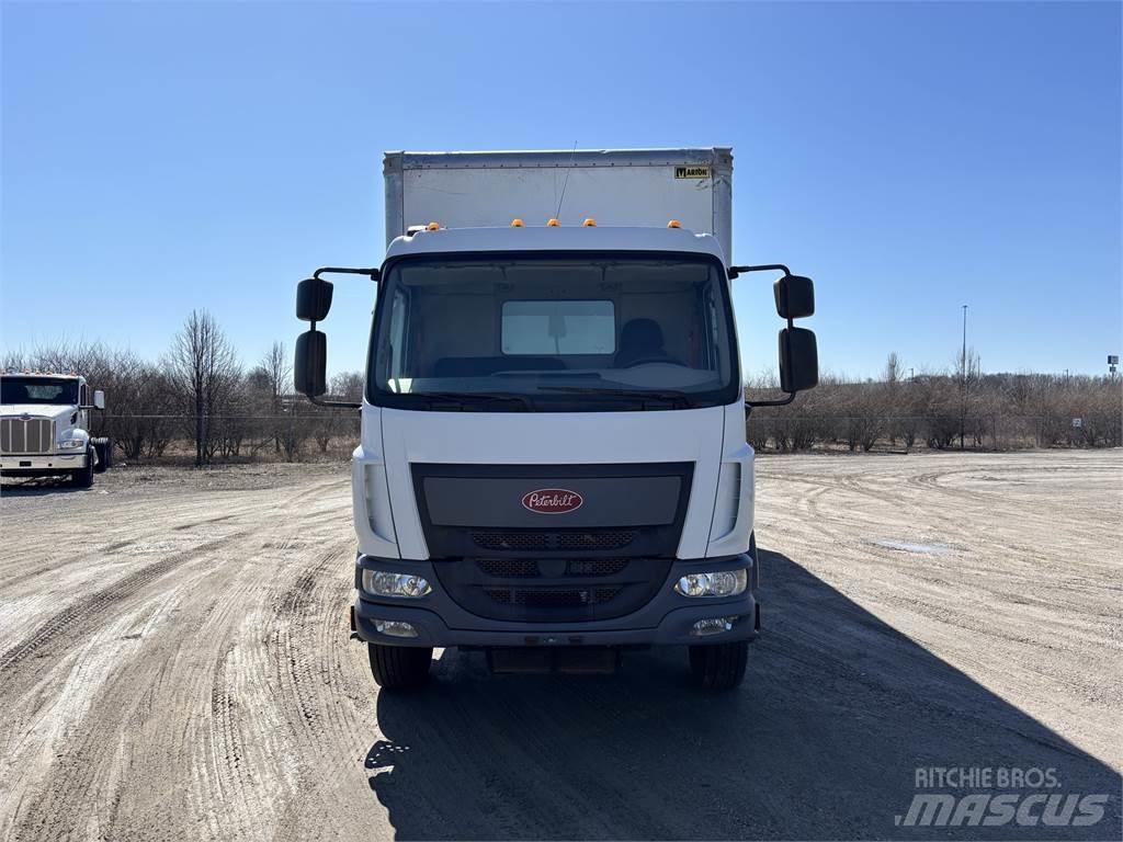 Peterbilt 220 Caminhões de caixa fechada