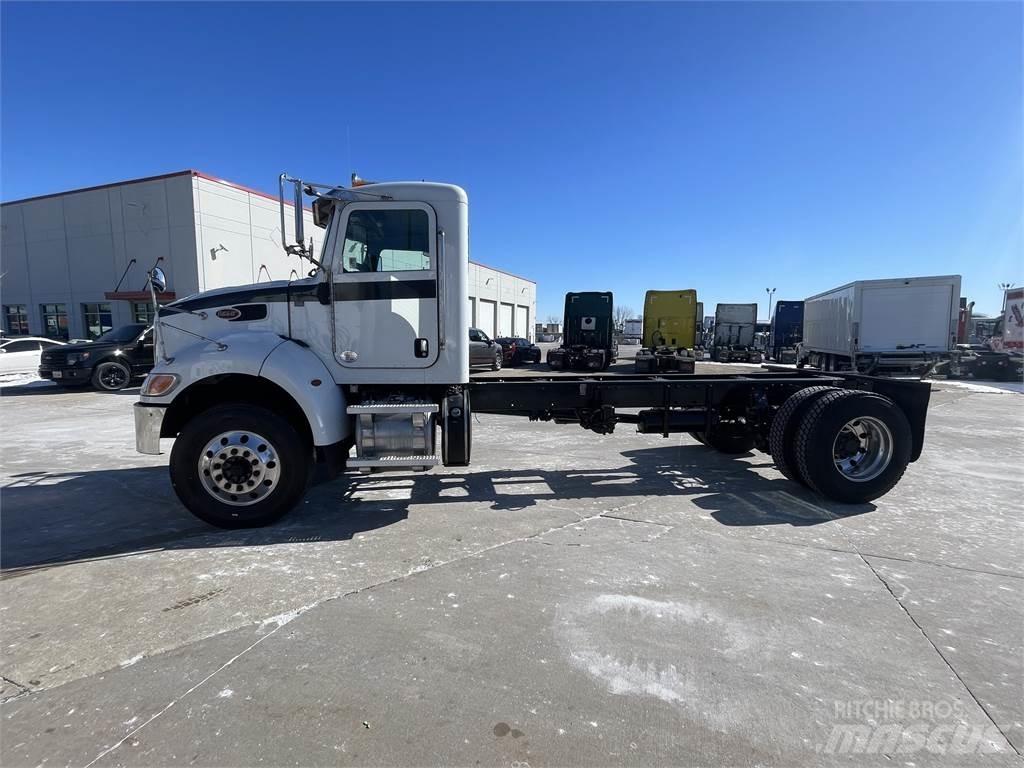 Peterbilt 337 Camiões de chassis e cabine