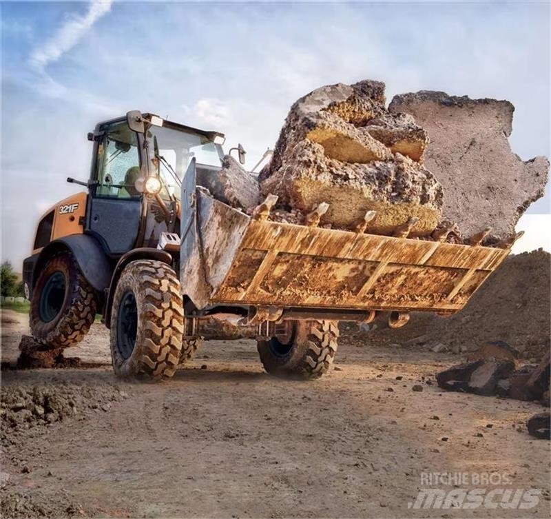 CASE 321F Carregadeiras de rodas