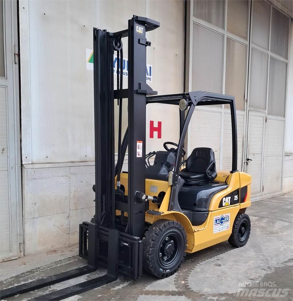 CAT DP25N Empilhadores Diesel