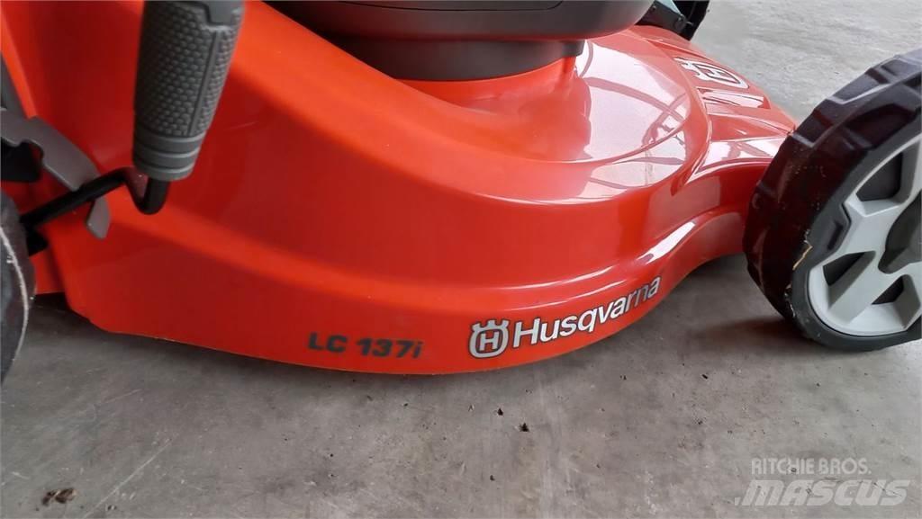 Husqvarna LC 137i Corta-Relvas Riders