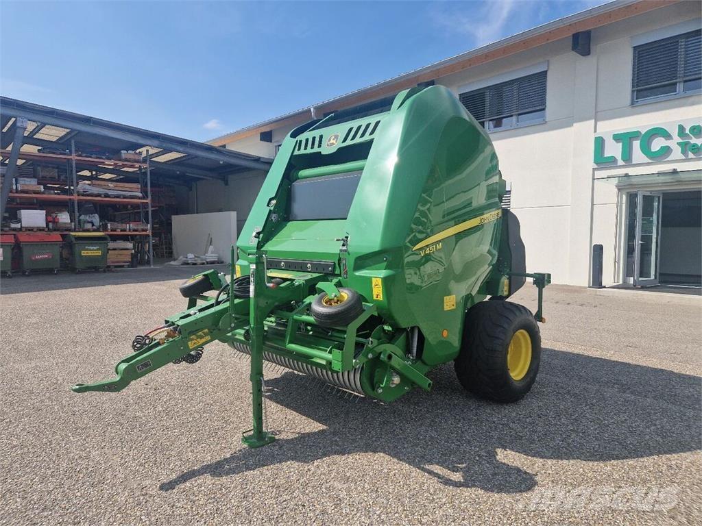 John Deere V451M Enfardadeira de rolos