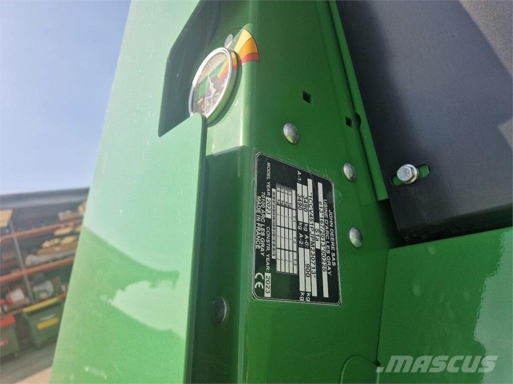 John Deere V451M Enfardadeira de rolos