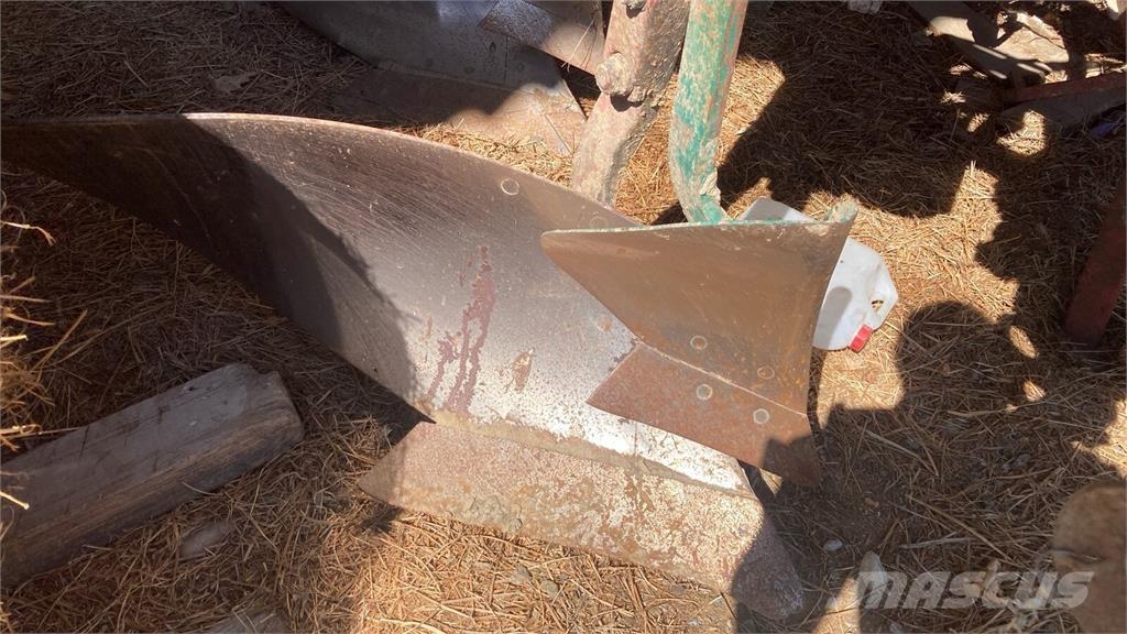 Kverneland LB 100 Charruas convencionais