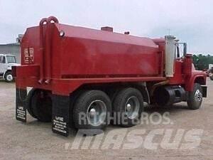 Mack R690ST Auto-tanques