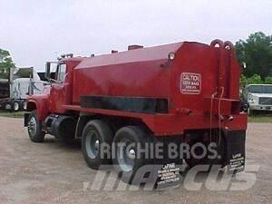 Mack R690ST Auto-tanques