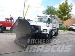 Mack RD688S Lâminas de neve e arados