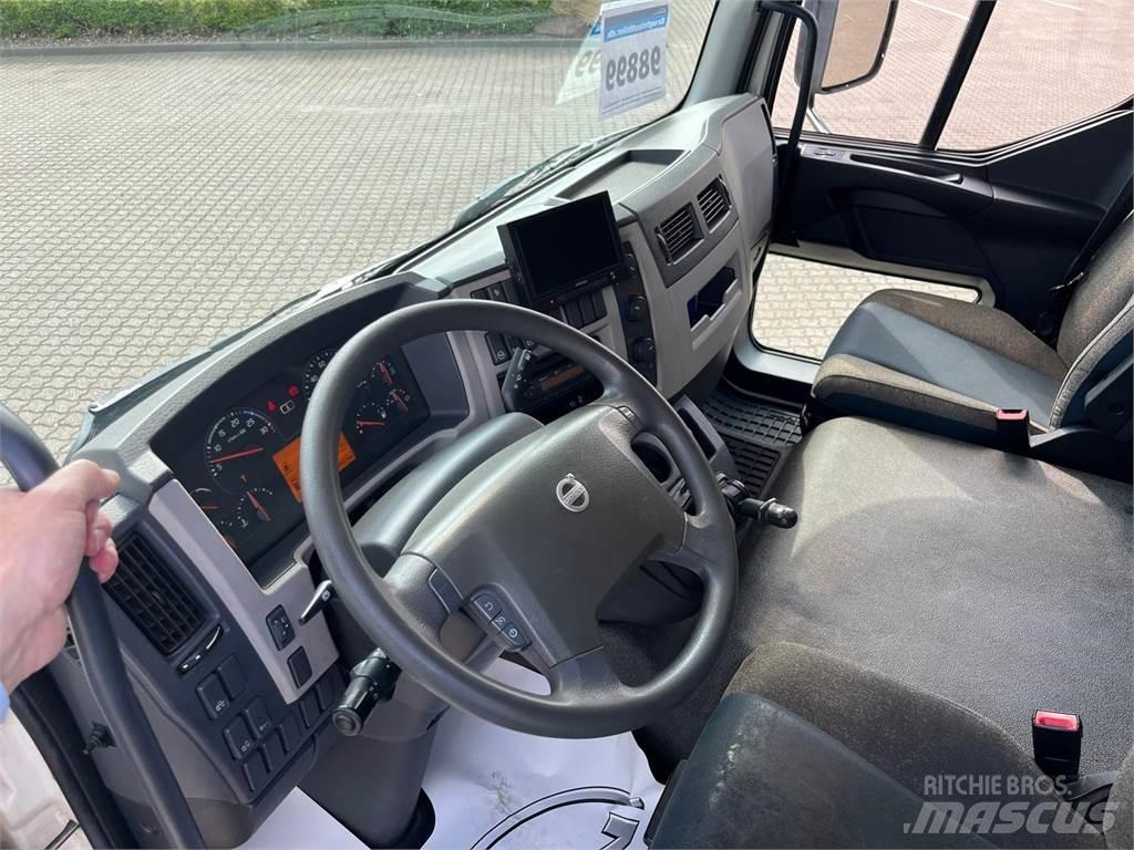 Volvo FL210 Caminhões de caixa fechada