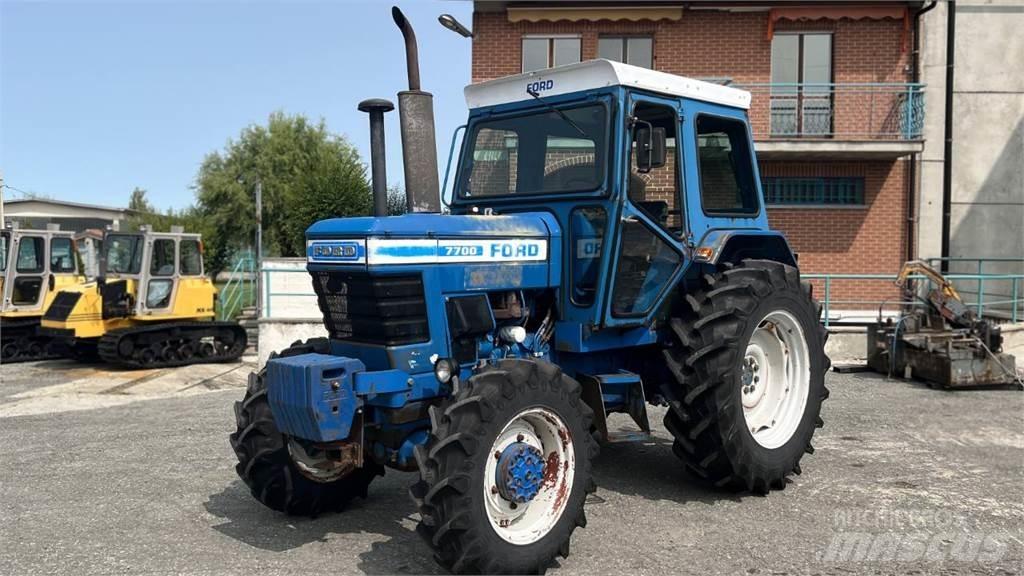Ford 7700 4X4 Lâminas de neve e arados