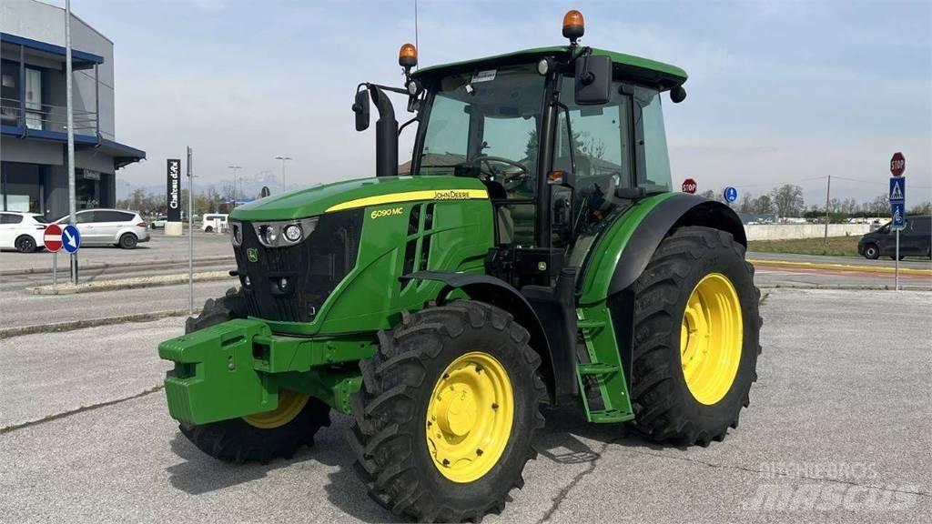 John Deere 6090MC 4X4 Lâminas de neve e arados