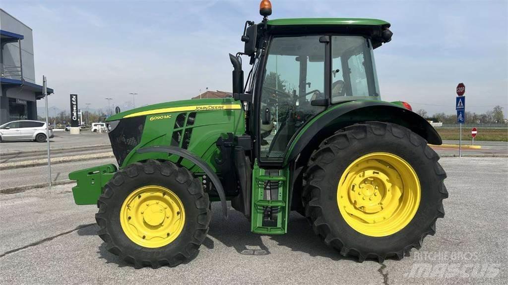 John Deere 6090MC 4X4 Lâminas de neve e arados