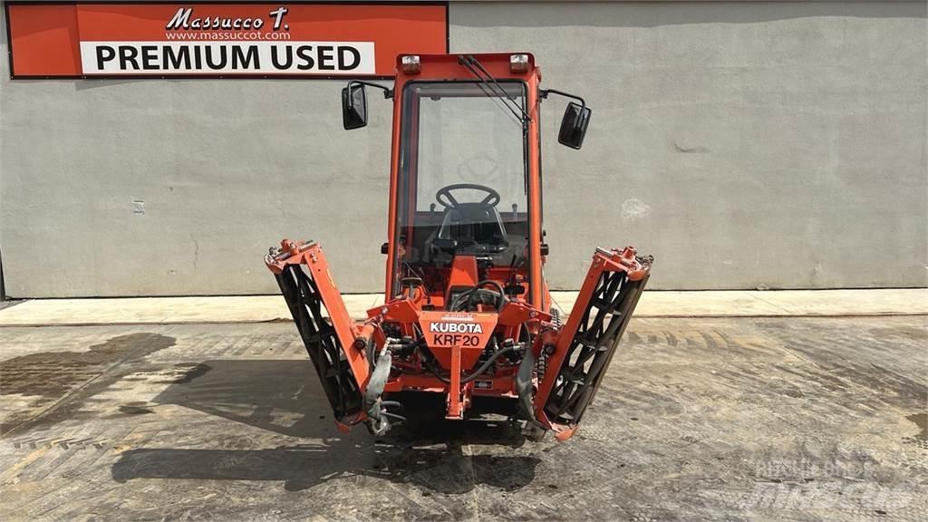 Kubota F2400 4X4 Lâminas de neve e arados