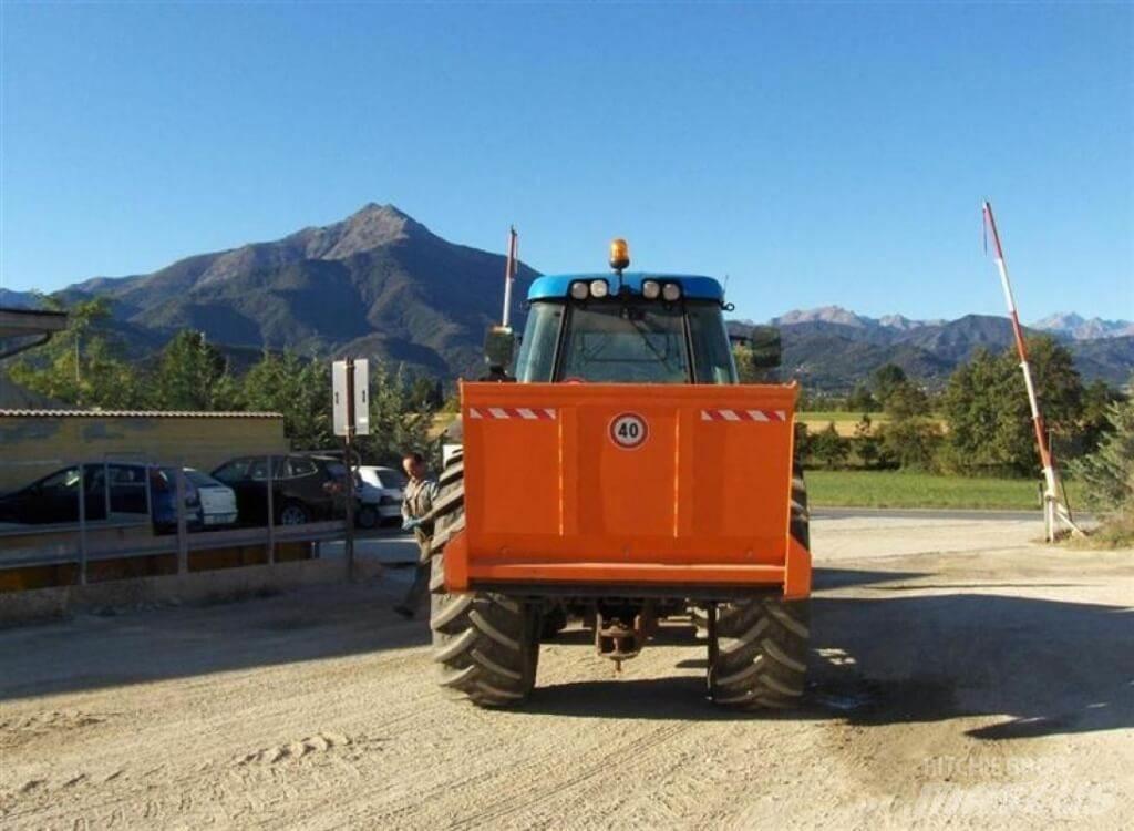 Landini LEGEND 135 Lâminas de neve e arados