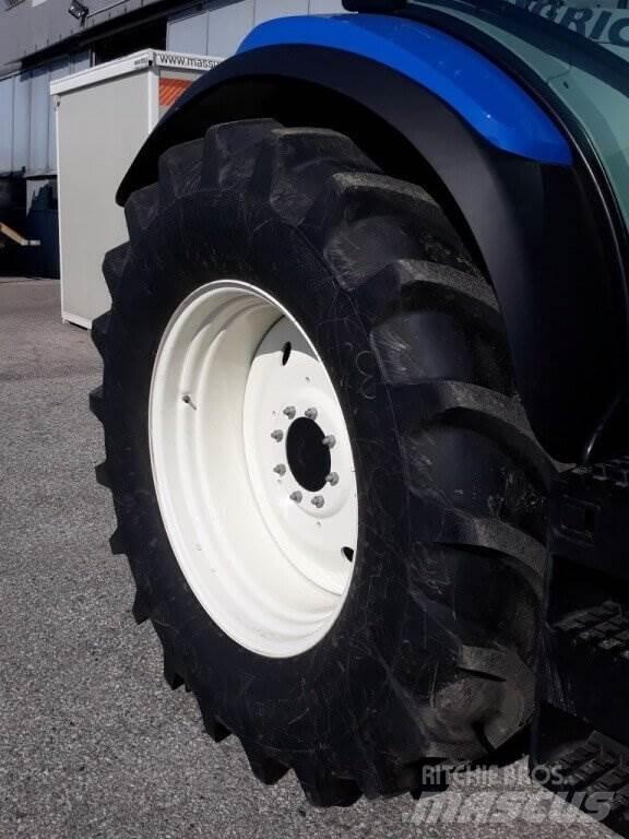 New Holland T6.165 Lâminas de neve e arados