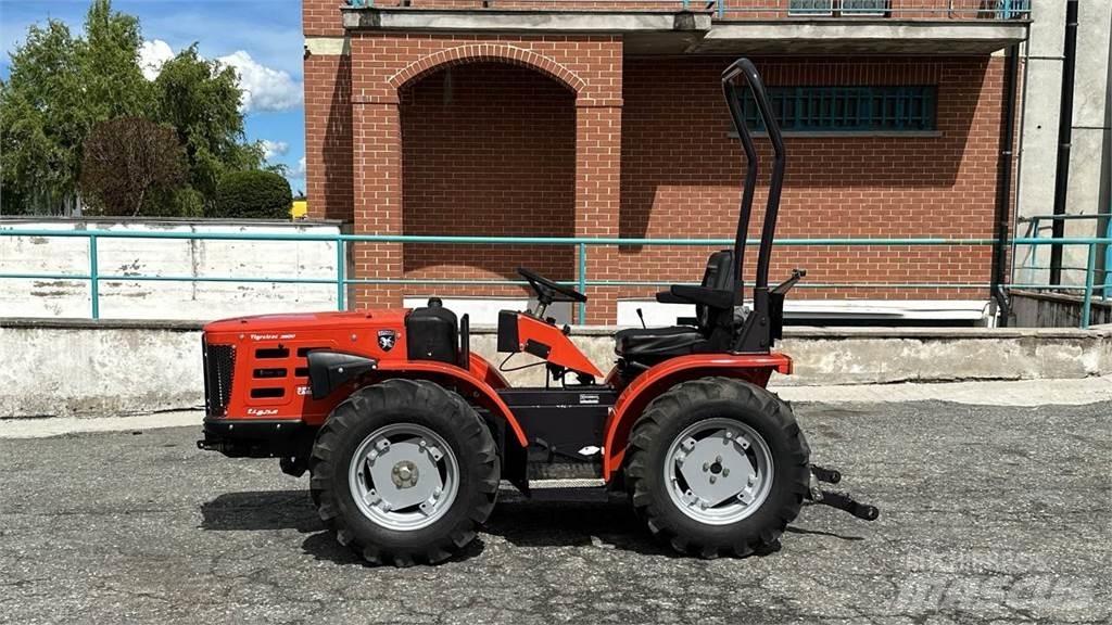  Tigretrac 3800 4x4 Lâminas de neve e arados