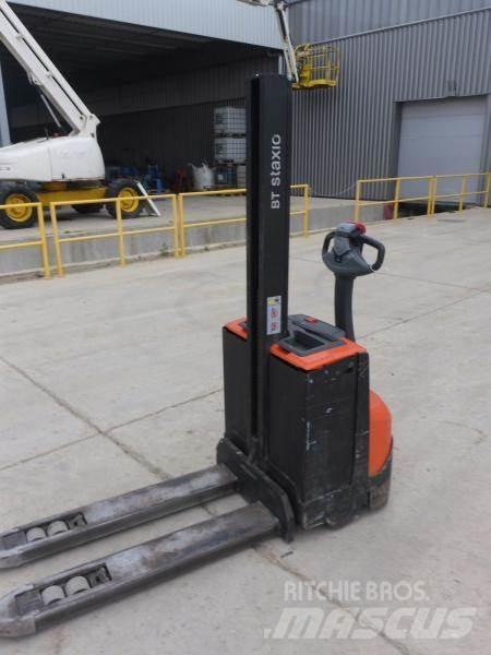 BT SWE080L Empilhador para operador externo