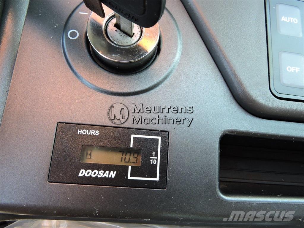 Doosan DX140LC Escavadeiras de esteiras