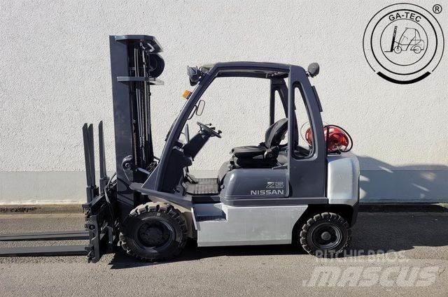 Nissan U1D2A25LQ Empilhadores a gás